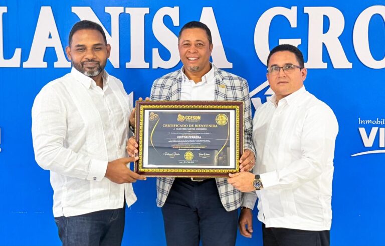 Cámara de Comercio Empresarial de Santo Domingo Norte juramenta a Víctor Ferrera y le entrega Certificado de Bienvenida como nuevo miembro institucional