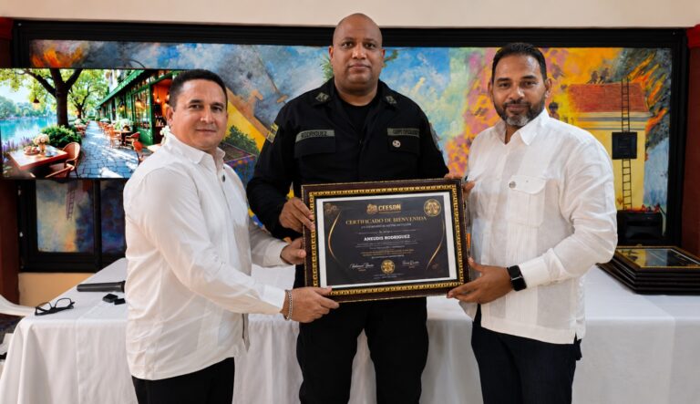 CCESDN DA LA BIENVENIDA AL ARQ. ANEUDIS RODRÍGUEZ Y REAFIRMA SU COMPROMISO DE COLABORACIÓN CON EL CUERPO DE BOMBEROS DE SANTO DOMINGO NORTE